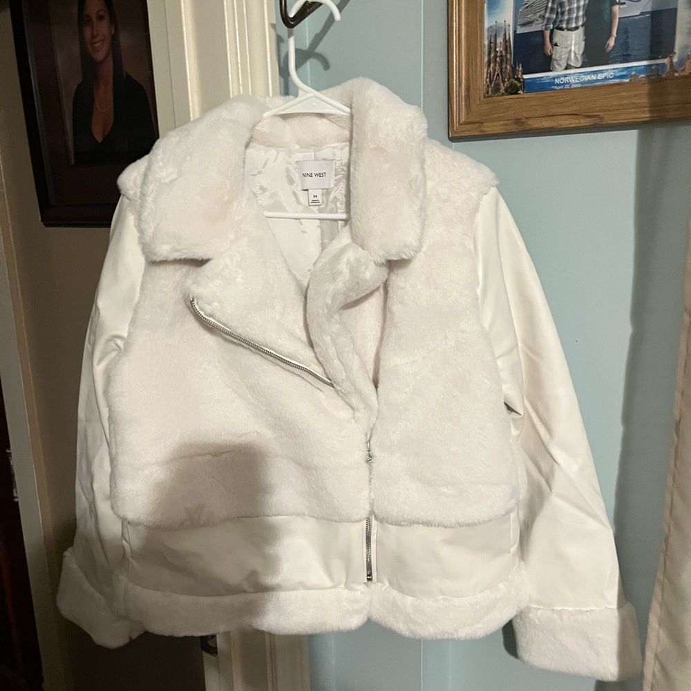 Woman's size medium white leather jacket with faux fur.